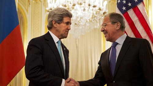 Ngoại trưởng Mỹ John Kerry và Ngoại trưởng Nga Sergei Lavrov trong cuộc gặp ở Paris hôm 30/3 (Ảnh: AP) 