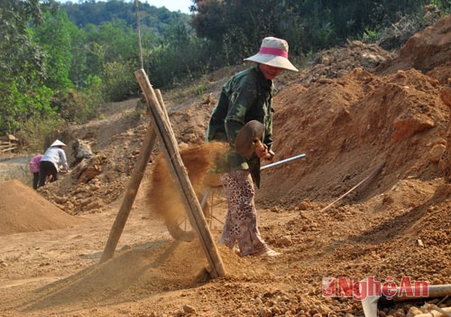 Sau khi xay đất xong, họ phải sàng cẩn thận để làm sao lấy được phần đất nhỏ nhất, mịn nhất.