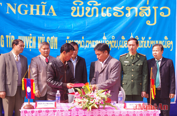 Ký kết nghĩa giữa bản Ta Đo (Kỳ Sơn, Việt Nam) - Na Mương (Lào).