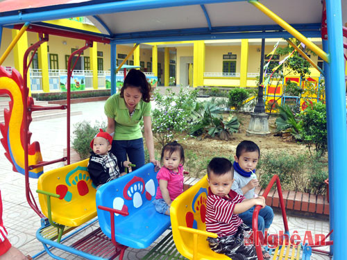 Học sinh Trường Mầm non Phương Đông vui chơi trong khuôn viên trường