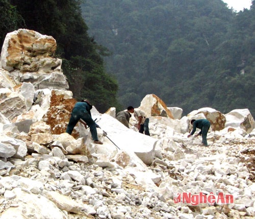 Khai thác đá ở Châu Cường (Quỳ Hợp).
