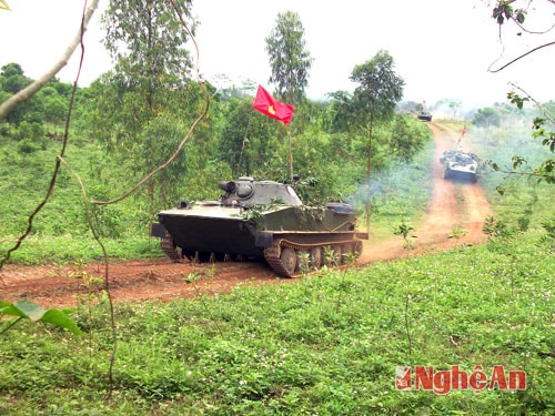 Các kíp xe tăng thực hành lái hành quân