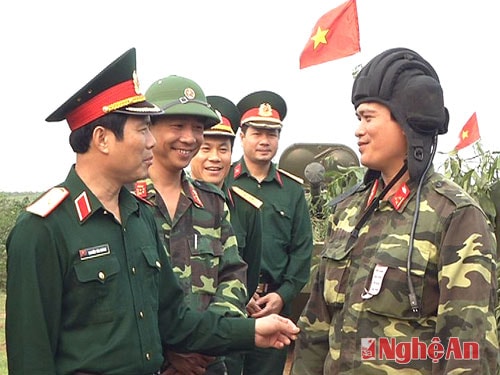 Thiếu tướng Nguyễn Tân Cương động viên lực lượng lái xe tăng.