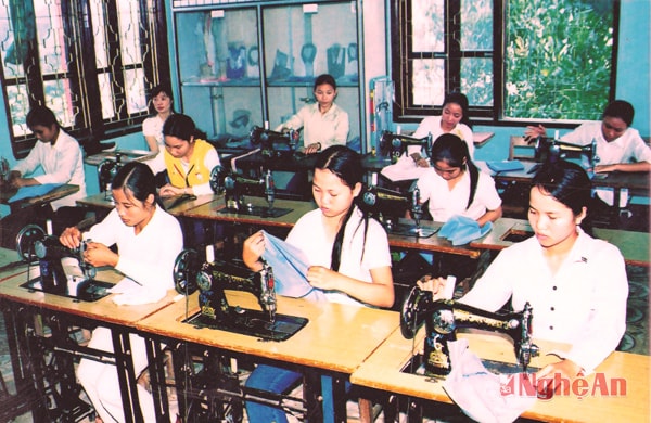 Học sinh học thực hành may tại Trung tâm Kỹ thuật tổng hợp - Hướng nghiệp Nghệ An.