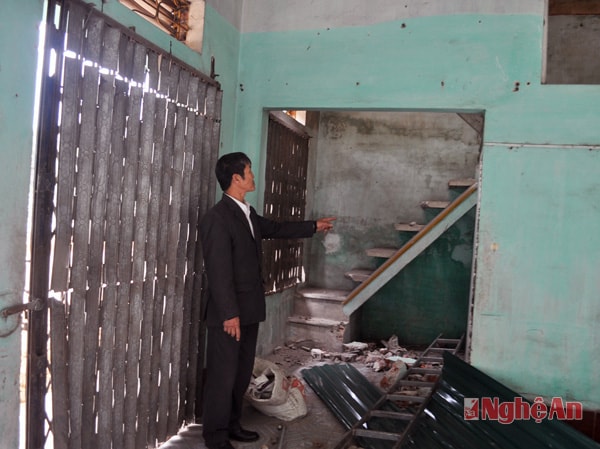 Ông Nguyễn Viết Thanh trong ngôi nhà được gia đình tháo dỡ.  