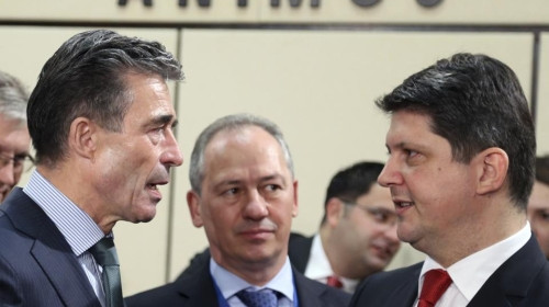 Tổng thư ký NATO Anders Fogh Rasmussen (trái) và Ngoại trưởng Romania Titus Corlatean (Ảnh Reuters)