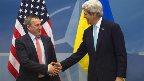 Ngoại trưởng Ukraine Andriy Deshchytsia (trái) và Ngoại trưởng Mỹ John Kerry (Ảnh AP)