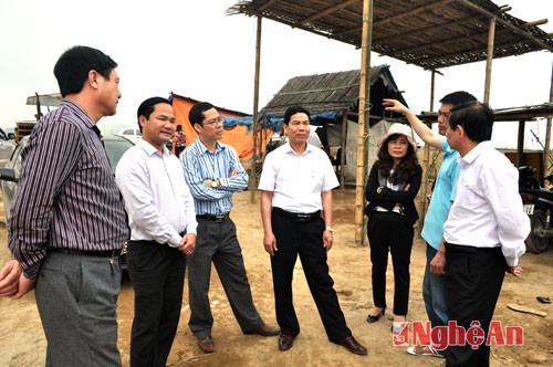 Đoàn giám sát tìm hiểu những vướng mắc của doanh nghiệp khai thác cát tại xã Tràng Sơn.