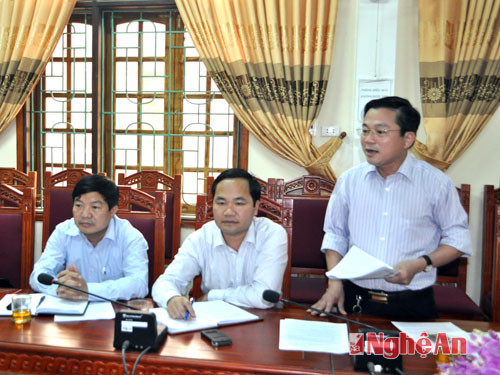 Lãnh đạo huyện Đô Lương báo cáo với đoàn giám sát các vấn đề về hạn chế, bất cập đặt ra.