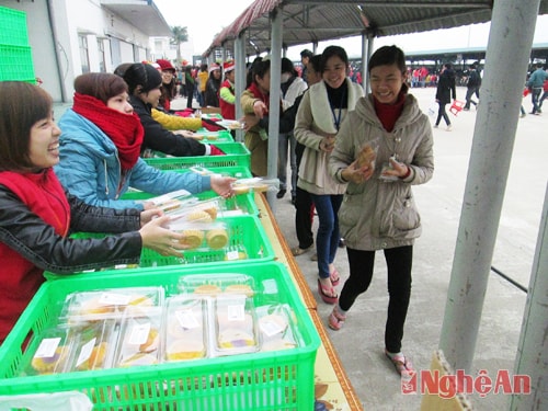 Tặng quà sinh nhật cho công nhân tại Công ty TNHH Haivina Kim Liên.