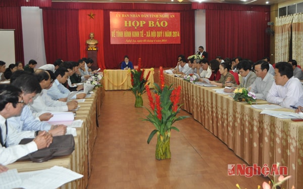 Toàn cảnh buổi họp báo.