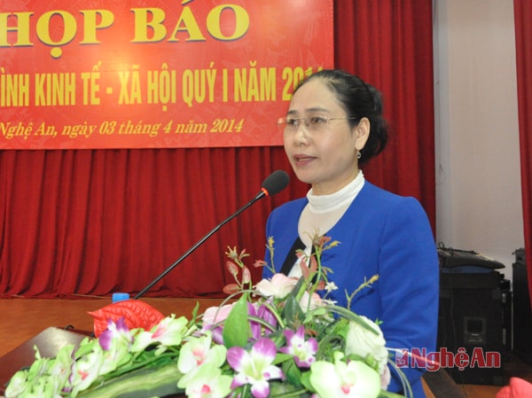 Đồng chí Đinh Thị Lệ Thanh chủ trì buổi họp báo.
