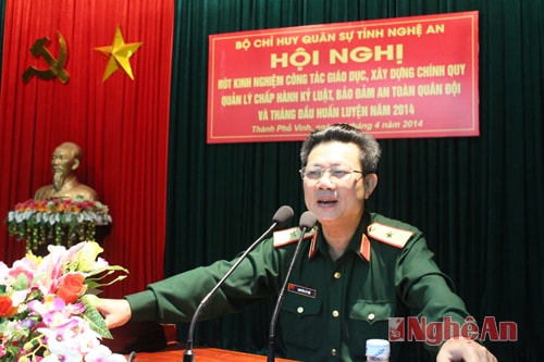 Thiếu tướng Nguyễn Sỹ Hội, Ủy viên Ban thường vụ TƯ Nghệ An, Phó Tư lệnh Quân khu 4 chủ trì hội nghị