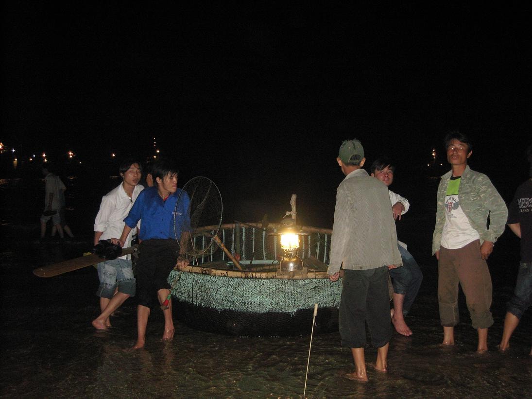 Chuẩn bị lên thuyền.