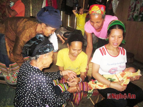 Lễ đặt tên trong ngày cho, nhận con nuôi.