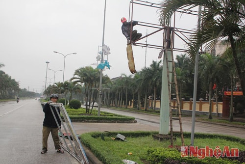 Tháo dỡ biển quảng cáo cũ để chuẩn bị lắp đặt biển quảng cáo mới phục vụ lễ hội khai trương mùa du lịch biển 2014