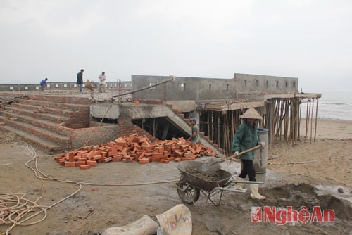 Tập trung thi công công trình sân khấu ngoài trời tại Quảng trường TX Cửa Lò
