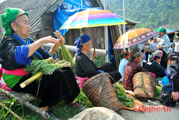 Những cụ già ở chợ phiên Mường Lống.