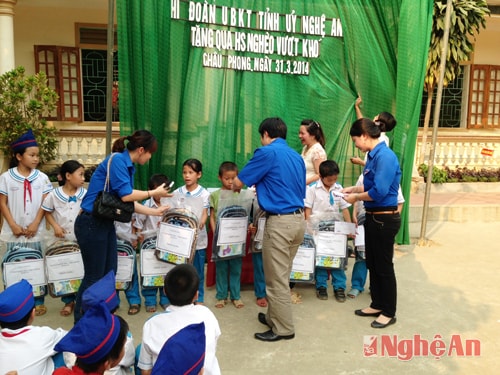 Chi đoàn UBKT Tỉnh ủy tặng quà cho các em học sinh
