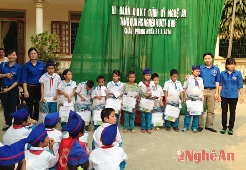 Toàn cảnh trao qua