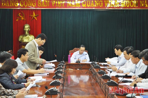 Đại diện Văn phòng Tỉnh ủy báo cáo tổng hợp kết quả công tác của UB MTTQ tỉnh và các đoàn thể quý 1