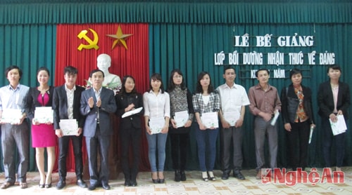 Khen thưởng cho các học viên xuất sắc
