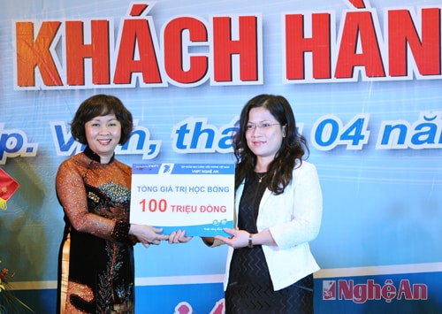 Bà Trần Thanh Thủy, Giám đốc VNPT Nghệ An trao 100 suất học bổng cho bà Nguyễn Thị Kim Chi- Phó Giám đốc Sở GD-ĐT Nghệ An