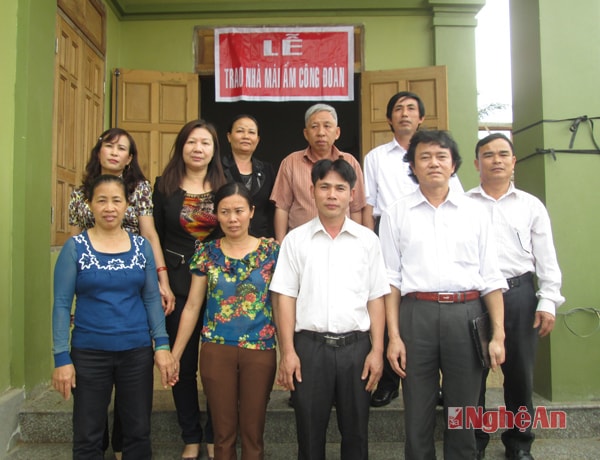 Đại diện lãnh đạo Liên đoàn Lao động huyện Quỳnh Lưu, Phòng GD và ĐT, Công đoàn ngành Giáo dục và Đào tạo Quỳnh Lưu trao kinh phí hỗ trợ xây dựng nhà Mái ấm công đoàn