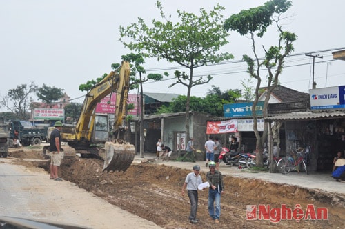 Các đơn vị thi công triển khai máy móc thi công trên mặt bằng đã được giải tỏa