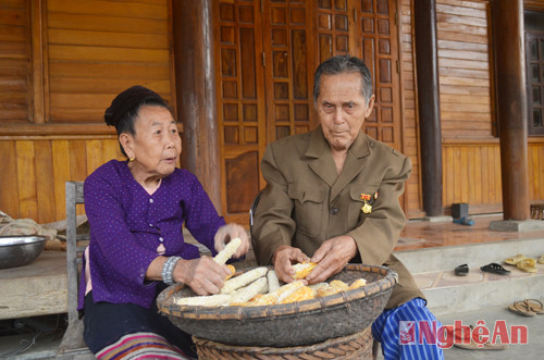 Cụ ông Vi Văn Tưởng (102 tuổi) - cụ bà Kha Thị Ấn (97 tuổi) vẫn hăng say làm việc nhà.
