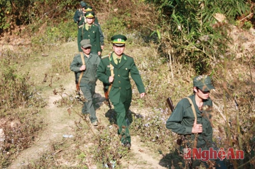CBCS Đồn Biên phòng Nậm Càn cùng dân quân địa phương tuần tra biên giới.