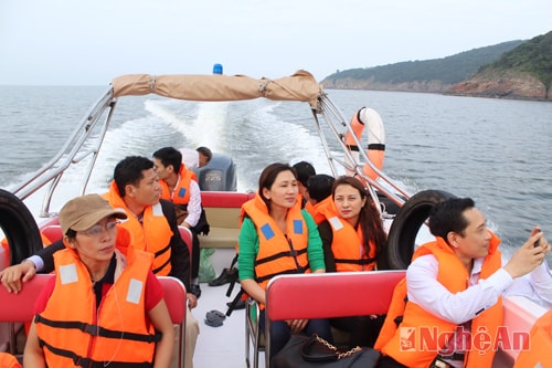 Du khách tham quan Đảo Ngư bằng thuyền cao tốc. Ảnh: Nguyên Sơn