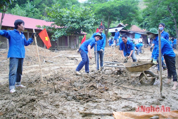 Đội TNTN Trường Đại học Kinh tế Nghệ An tham gia tình nguyện tại xã Yên Tĩnh, huyện Tương Dương.