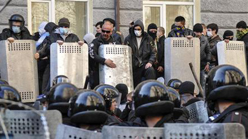 Cảnh sát được tăng cường tại Donetsk (Ảnh: Reuters)