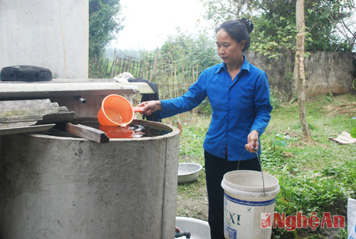 Bà con bản Yên Luốm lọc nước để sinh hoạt.