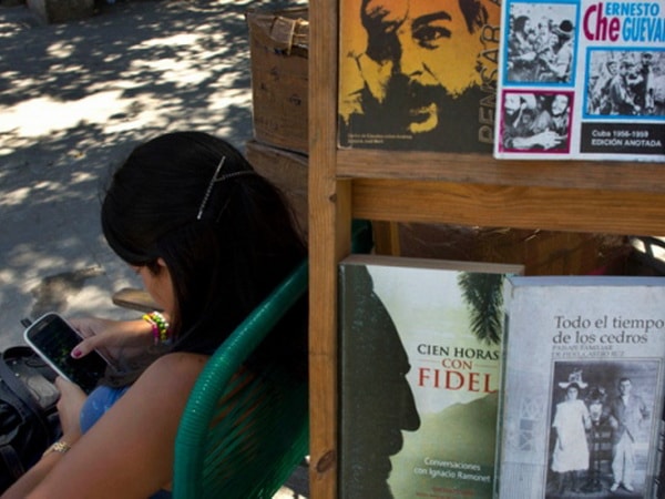 Một phụ nữ sử dụng Smartphone ở Havana, Cuba. (Nguồn: AP)