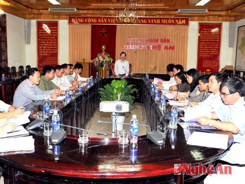 Đồng chí Đinh Viết Hồng chủ trì hội nghị.