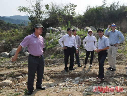 Đoàn công tác giám sát tại điểm mỏ do Công ty TNHH Lâm Lệ Phong khai thác
