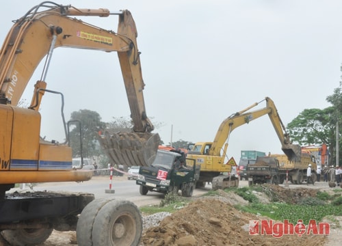 Thi công trên chiều dài mặt bằng đã đuộc bàn giao tại xóm 5 xã Quỳnh Giang