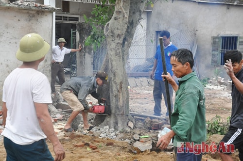 Người dân xóm 16 xã Nghi Thuận (Nghi Lộc) tự nguyện tháo dỡ tài sản trên đất bàn giao mặt bằng.