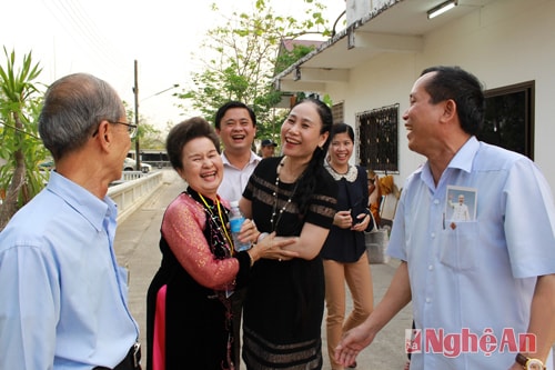 Đồng chí Đinh Thị Lệ Thanh và đoàn công tác Nghệ An được bà con Việt kiều tỉnh Udon Thani dành tình cảm nồng hậu.