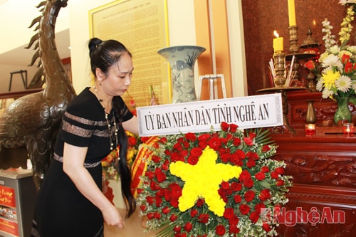 Đồng chí Đinh Thị Lệ Thanh - Ủy viên BTV Tỉnh ủy, Phó Chủ tịch  UBND tỉnh Nghệ An dâng hoa tại Khu tưởng niệm Chủ tịch Hồ Chí Minh tại   tỉnh U – don – tha – ni