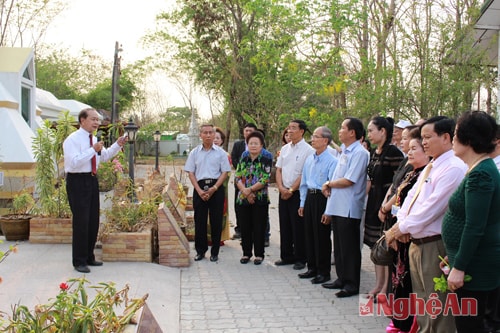 Ông Trịnh Văn Thái - Việt kiều thành phố U – Don giới thiệu về  khu nghĩa trang liệt sĩ và chia sẻ với đoàn công tác UBND tỉnh Nghệ An về cuộc   sống của kiều bào Thái Lan