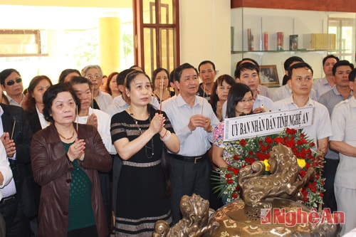 Dâng hương lên anh linh Chủ tịch Hồ Chí Minh
