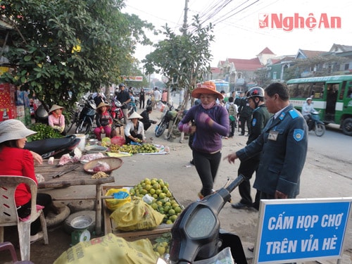 Tình trạng lấn chiếm hành lang ATGT, vỉa hè làm nơi kinh doanh buôn bán đang xảy ra khá phổ biến trên địa bàn TP Vinh