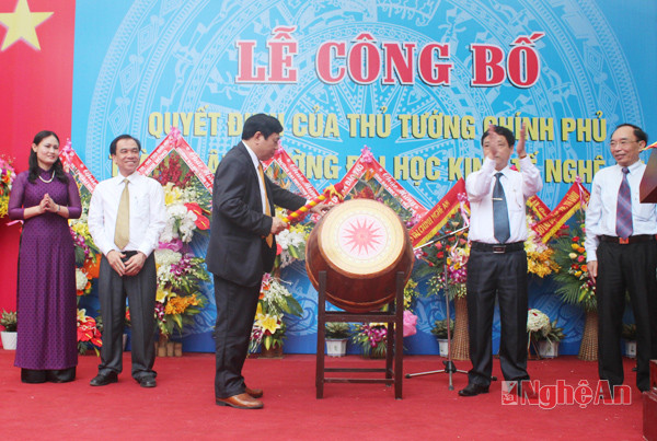 Chủ tịch UBND tỉnh Nguyễn Xuân Đường đánh trống chào mừng sự kiện thành lập trường