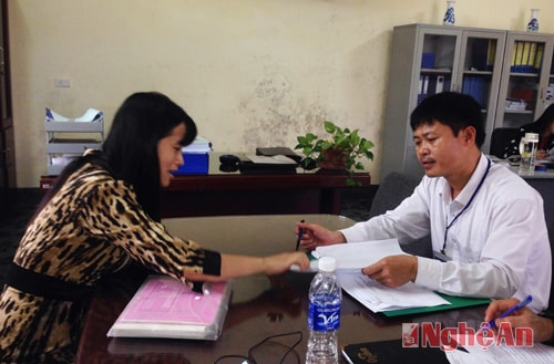 Cán bộ Chi cục Thuế Vinh trao đổi với cán bộ Công ty TNHH Tiến Lực về nợ thuế