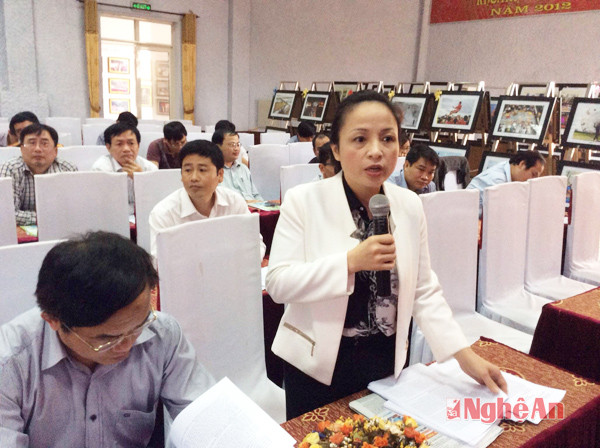 Đồng chí Phạm Thị Hồng Toan - Tổng biên tập Báo Nghệ An phát biểu tại hội nghị
