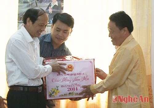 Thiếu tướng Võ Văn Việt, Bí thư Đảng ủy, Chính ủy Quân khu chúc tết tỉnh Xay Xổm Bun