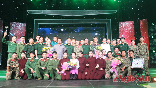 Đồng chí Thái Văn Hằng tặng hoa đội văn nghệ Bộ chỉ huy tại trường quay